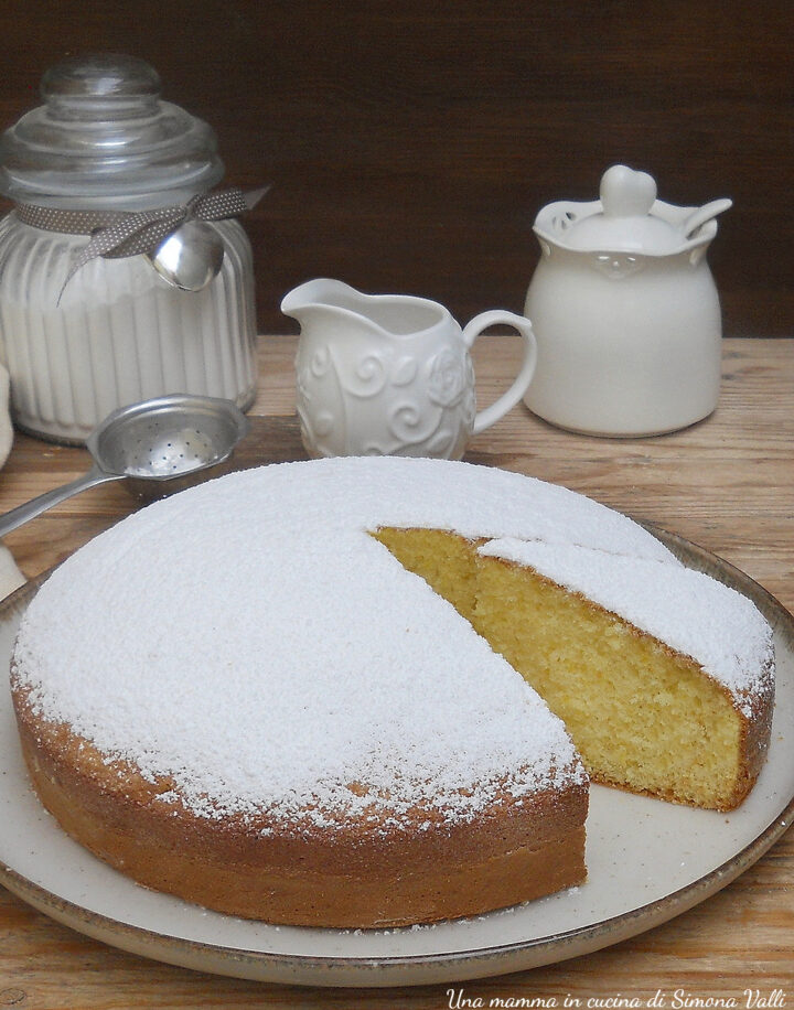 Torta alla panna soffice e profumata, preparata in pochi minuti senza burro e senza olio con 5 ingredienti. Perfetta per la colazione.