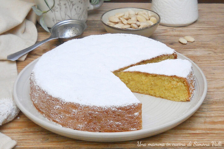 Torta soffice alle mandorle senza farina e senza burro: un dolce da credenza facile, veloce, e morbidissimo. Si scioglie in bocca!
