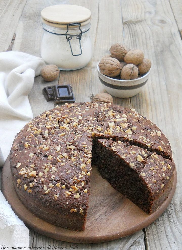 Torta al cioccolato e noci soffice, facile e golosa: la ricetta perfetta da colazione che rimane morbida per giorni. Scoprila subito!