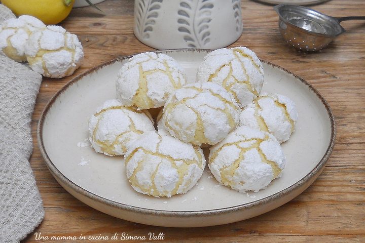 Biscotti al limone morbidi: deliziosi pasticcini con la crosticina zuccherata e il cuore scioglievole. Ricetta facile e veloce.
