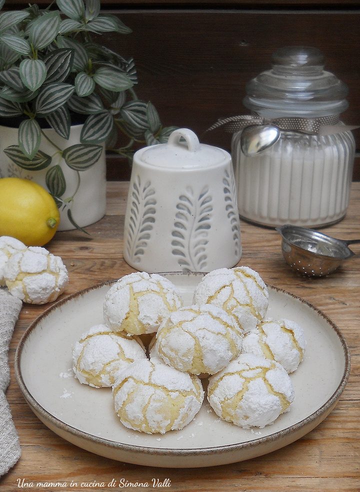 Biscotti al limone morbidi: deliziosi pasticcini con la crosticina zuccherata e il cuore scioglievole. Ricetta facile e veloce.