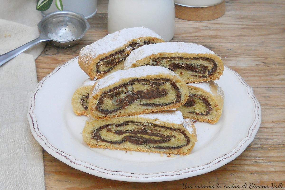 I biscotti arrotolati alla Nutella sono deliziosi dolcetti da credenza che racchiudono all'interno una golosa spirale di crema di nocciole