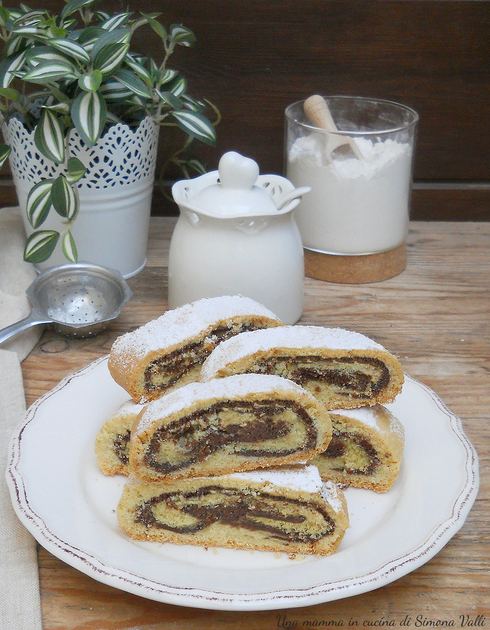 I biscotti arrotolati alla Nutella sono deliziosi dolcetti da credenza che racchiudono all'interno una golosa spirale di crema di nocciole