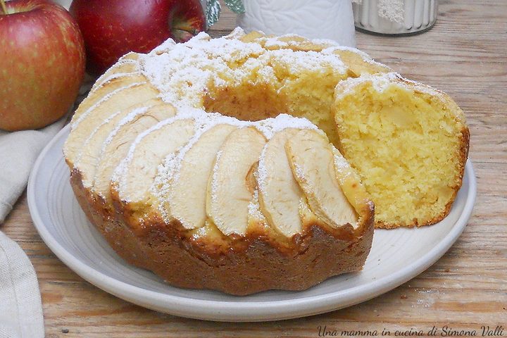 Ciambella ricotta e mele: un dolce morbido, umido e ricchissimo di frutta. Si prepara in 5 minuti in una sola ciotola e senza fruste.