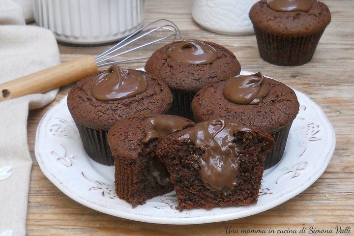 Muffin Doppia Nutella: impasto soffice al cacao ricco di farcitura con un cuore cremosissimo che non si asciuga mai!