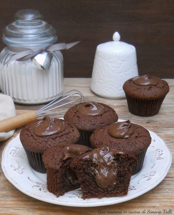 Muffin Doppia Nutella: impasto soffice al cacao ricco di farcitura con un cuore cremosissimo che non si asciuga mai!