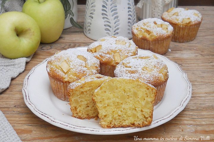 I muffin nuvola alle mele sono dolcetti soffici e leggeri da preparare in una sola ciotola. Ricetta facilissima che profuma di casa.