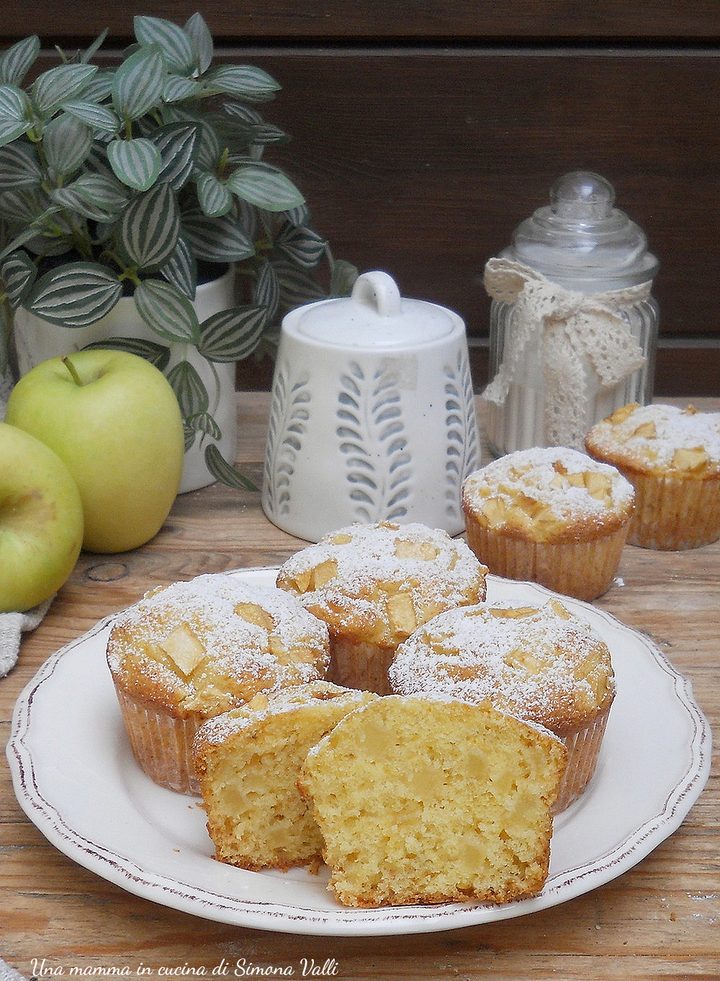 I muffin nuvola alle mele sono dolcetti soffici e leggeri da preparare in una sola ciotola. Ricetta facilissima che profuma di casa.