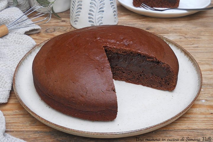 Torta al cacao con crema al cioccolato soffice e golosissima: la crema va nell'impasto e cuoce tutto insieme in forno! Scopri la ricetta.