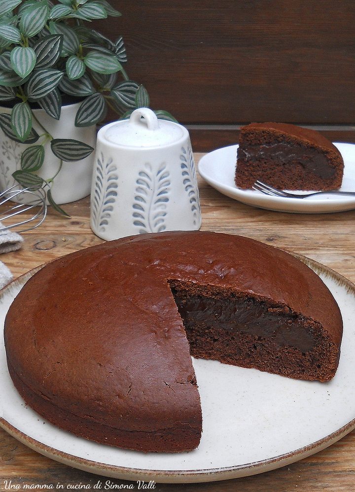 Torta al cacao con crema al cioccolato soffice e golosissima: la crema va nell'impasto e cuoce tutto insieme in forno! Scopri la ricetta.
