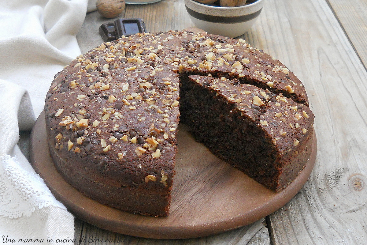 Torta al cioccolato e noci soffice, facile e golosa: la ricetta perfetta da colazione che rimane morbida per giorni. Scoprila subito!