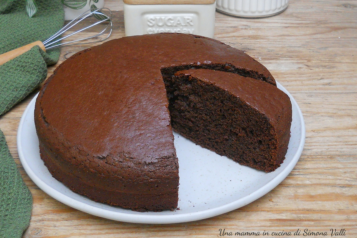 Torta al cioccolato ricetta classica: sofficissima e ricca di gusto, si prepara in pochi minuti senza montare nulla. Provala subito!