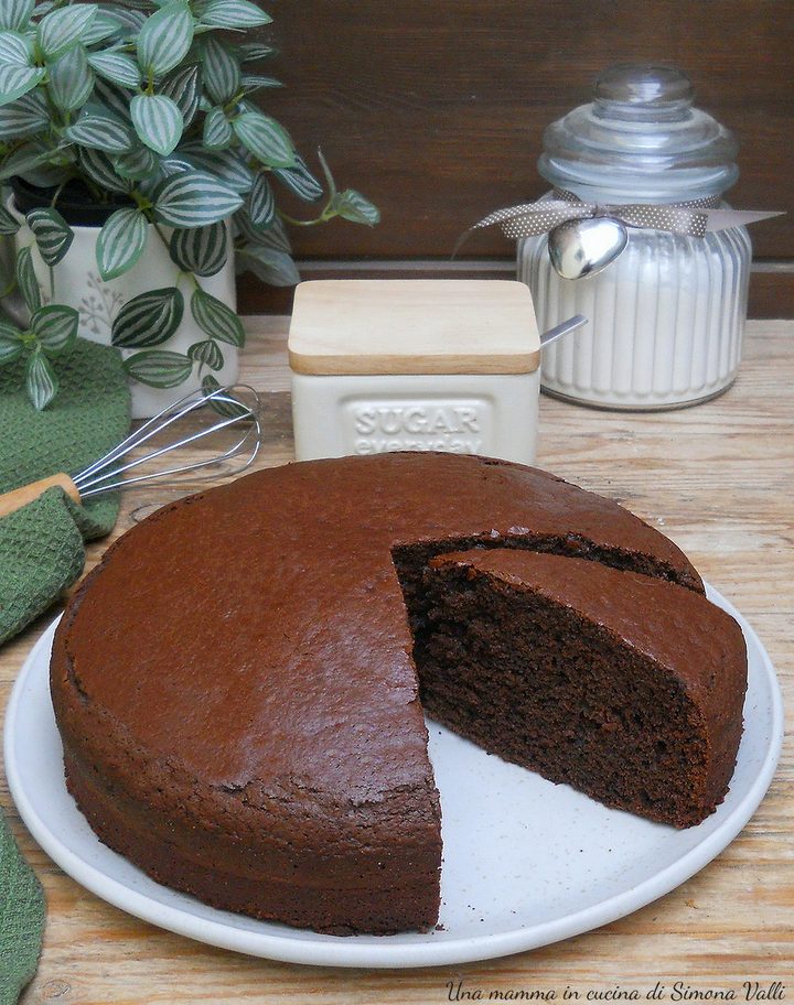 Torta al cioccolato ricetta classica: sofficissima e ricca di gusto, si prepara in pochi minuti senza montare nulla. Provala subito!