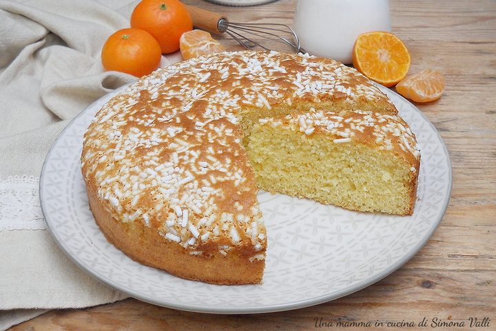 La torta al mandarino è un dolce da credenza sofficissimo e profumato che si prepara in soli 5 minuti, è senza burro! Provala subito.