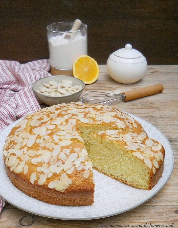 La torta allo yogurt e mandorle all'arancia è un dolce sofficissimo e aromatico che si prepara velocemente e si conserva a lungo.