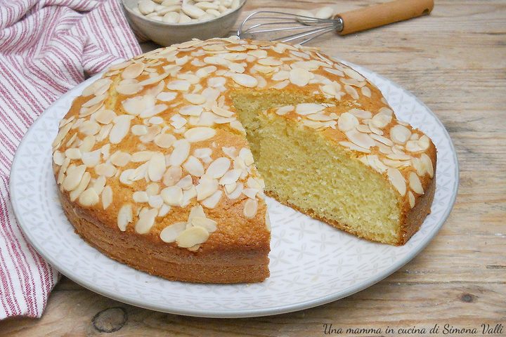La torta allo yogurt e mandorle all'arancia è un dolce sofficissimo e aromatico che si prepara velocemente e si conserva a lungo.
