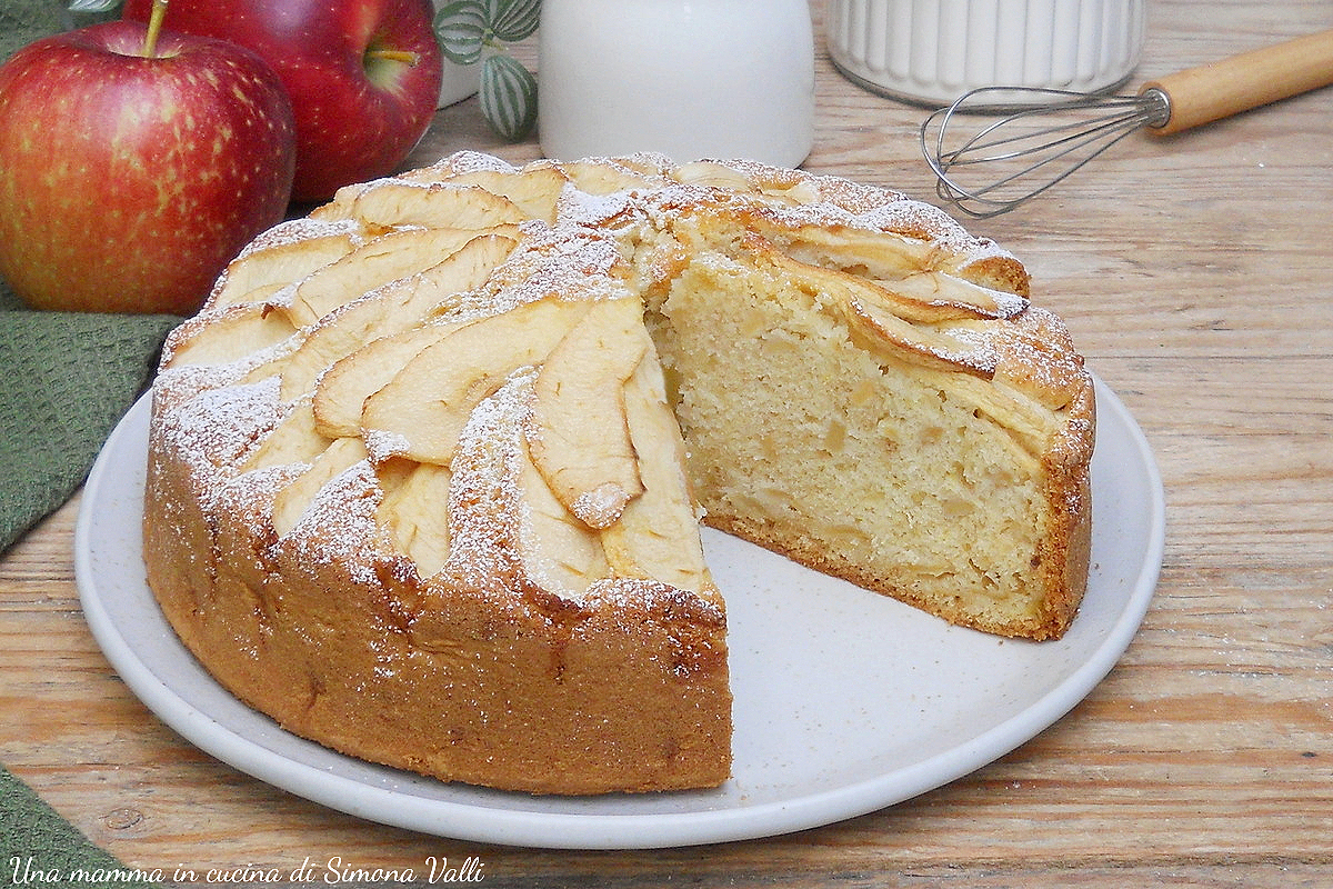 Torta di mele all'acqua: il dolce alto, sofficissimo e leggero senza burro né latte. Ricetta facile, scoprila subito!