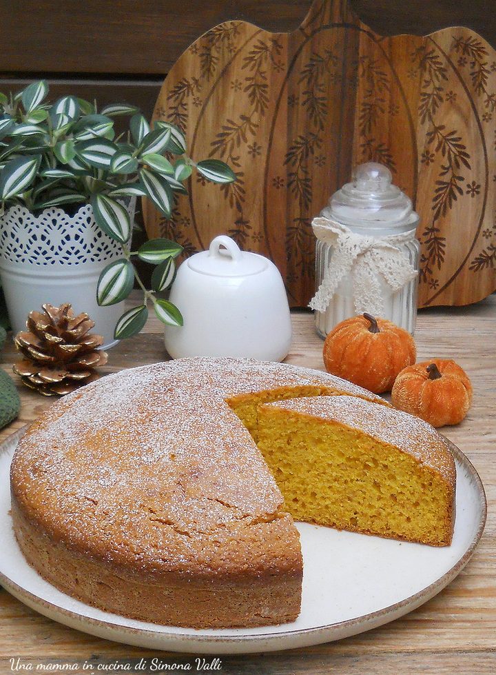 Se cerchi una torta di zucca e amaretti morbidissima, umida e profumata questa ricetta veloce e senza burro è perfetta. Scoprila subito!