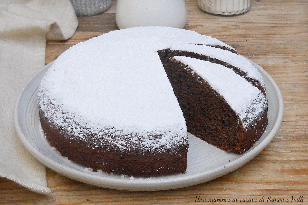 La torta Margherita al cacao soffice è un dolce estremamente soffice realizzato con un metodo veloce che la rende speciale.