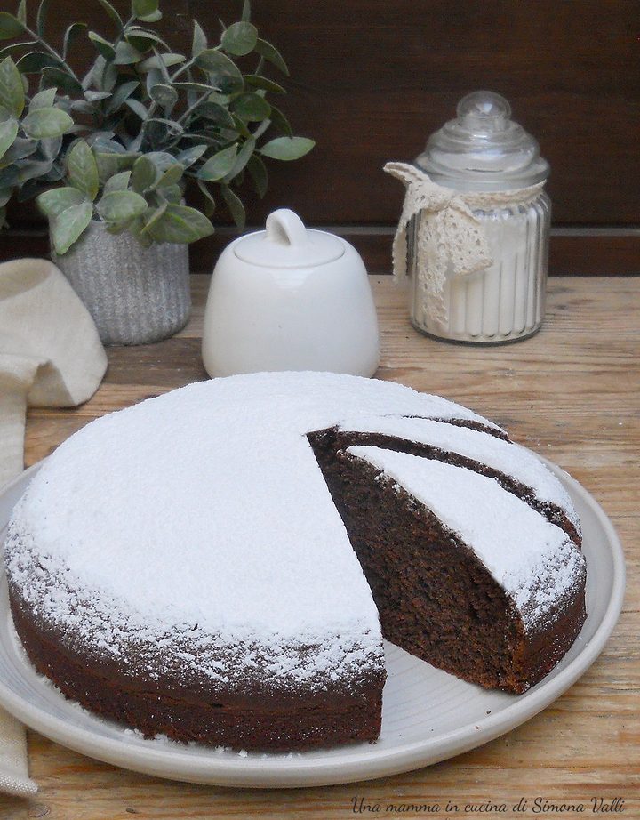 La torta Margherita al cacao soffice è un dolce estremamente soffice realizzato con un metodo veloce che la rende speciale.