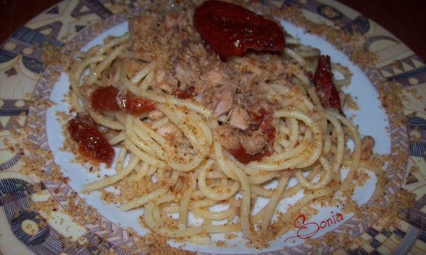 Spaghetti con tonno, acciughe e pomodori secchi