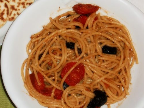 Spaghettata con pomodorini, olive nere taggiasche ed alici piccanti
