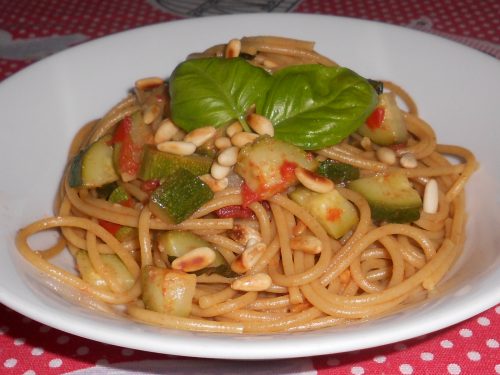 Spaghetti integrali con pomodori, zucchine e pinoli tostati