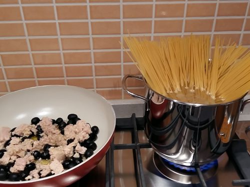 Spaghettata semplice con tonno ed olive nere