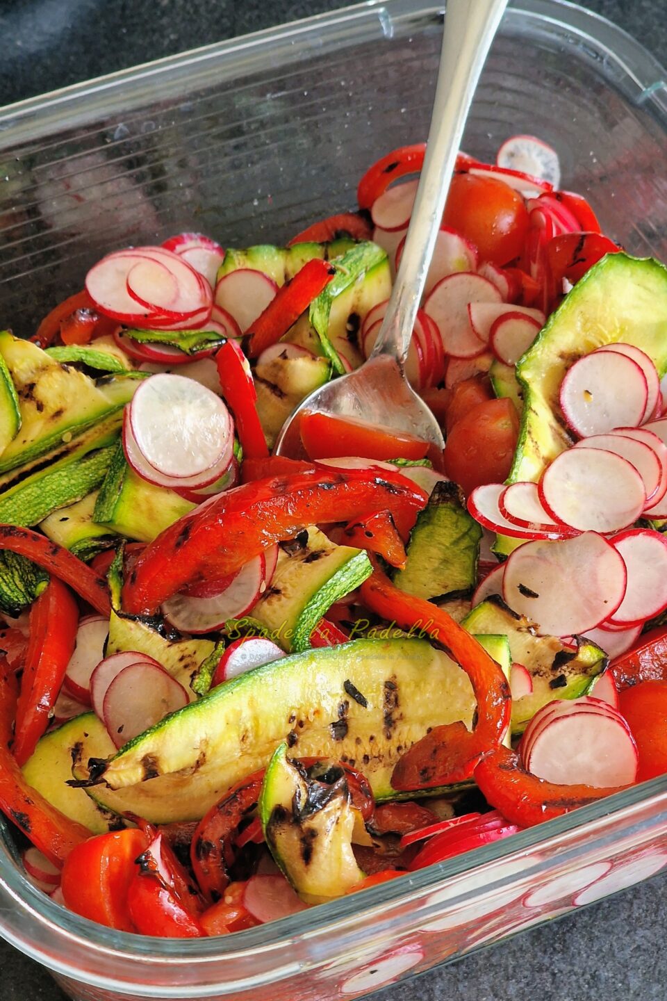 Insalata di peperoni e zucchine grigliate