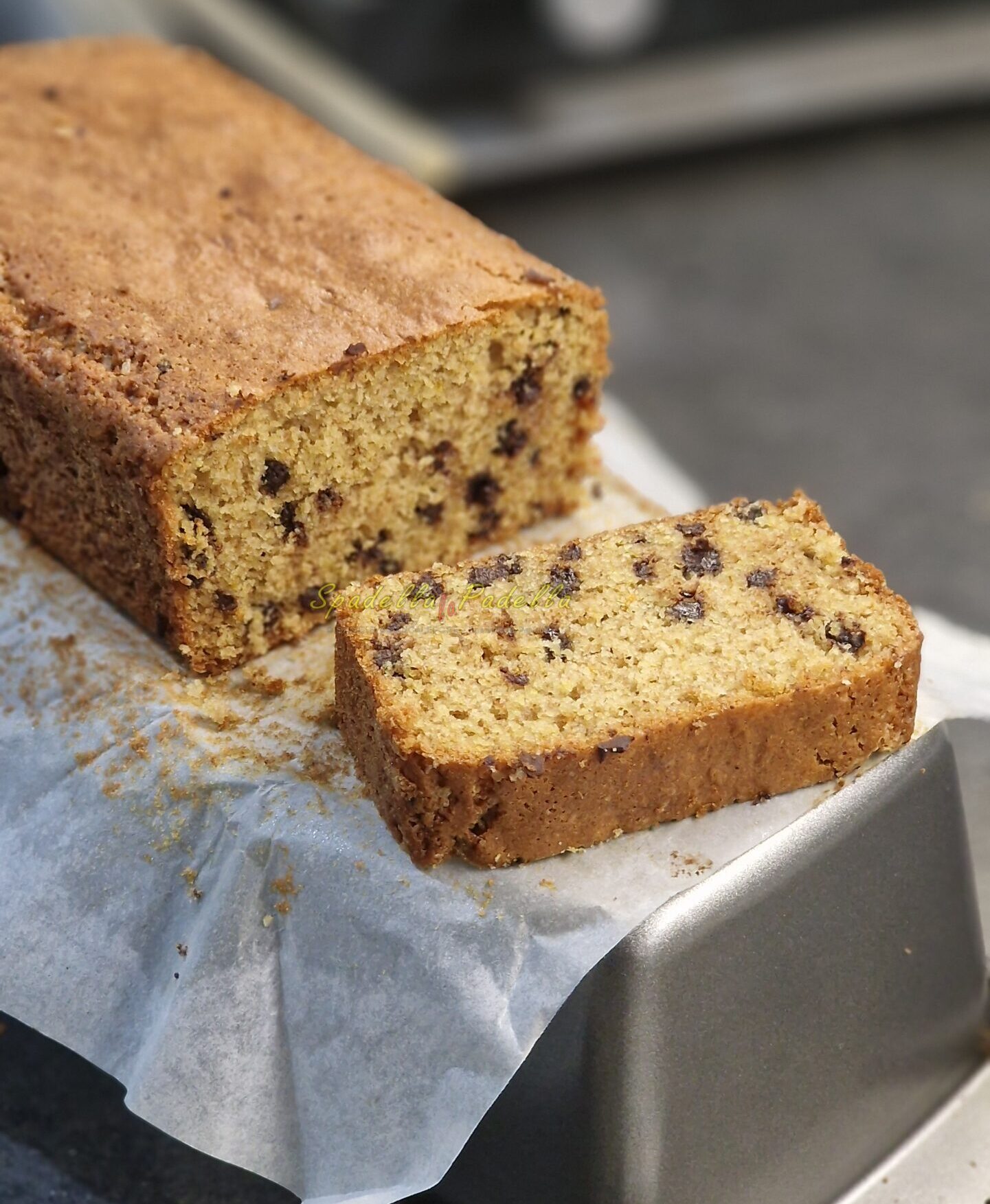 Plumcake integrale con gocce di cioccolato e scorze d'arancia