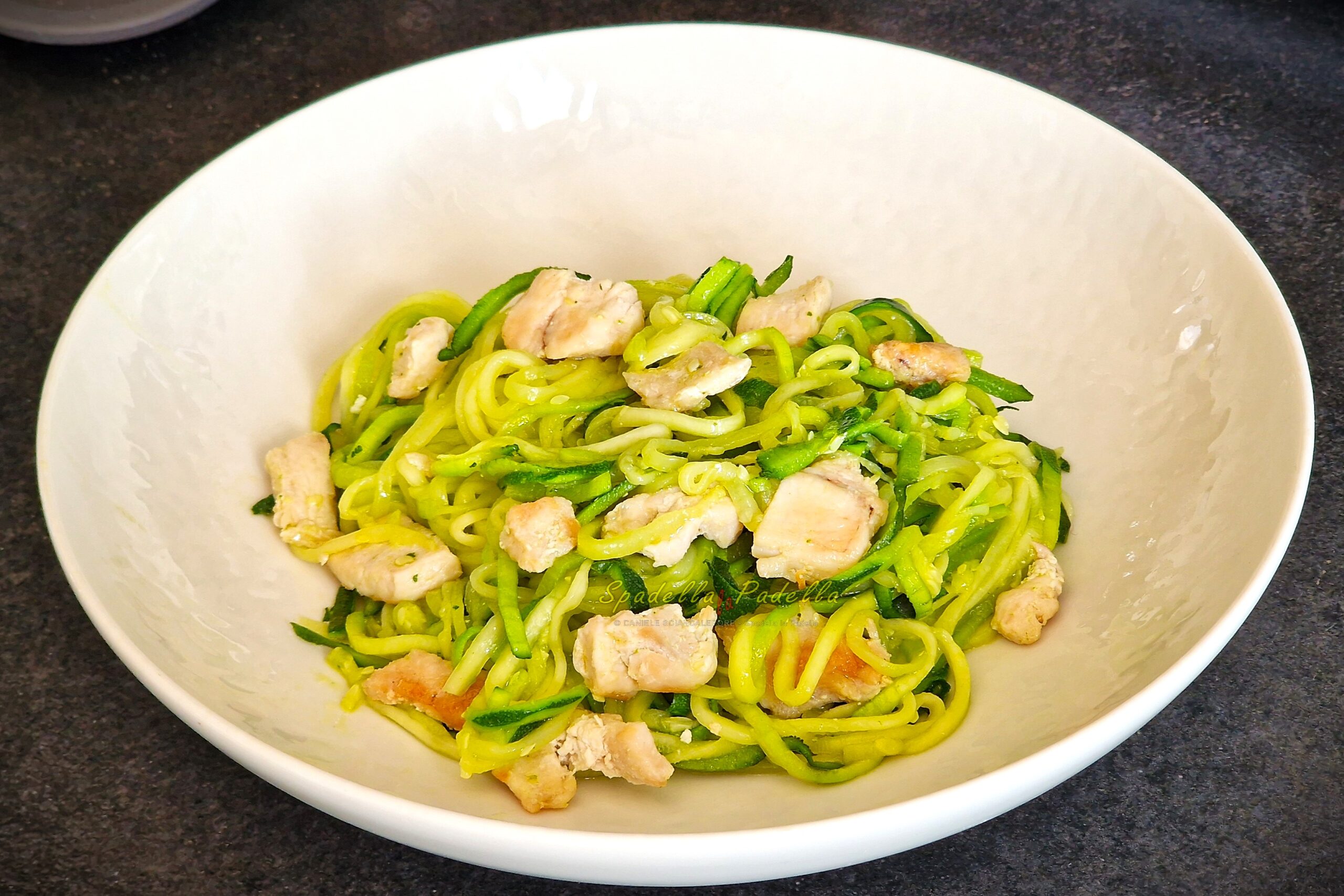 Spaghetti di zucchine e pollo