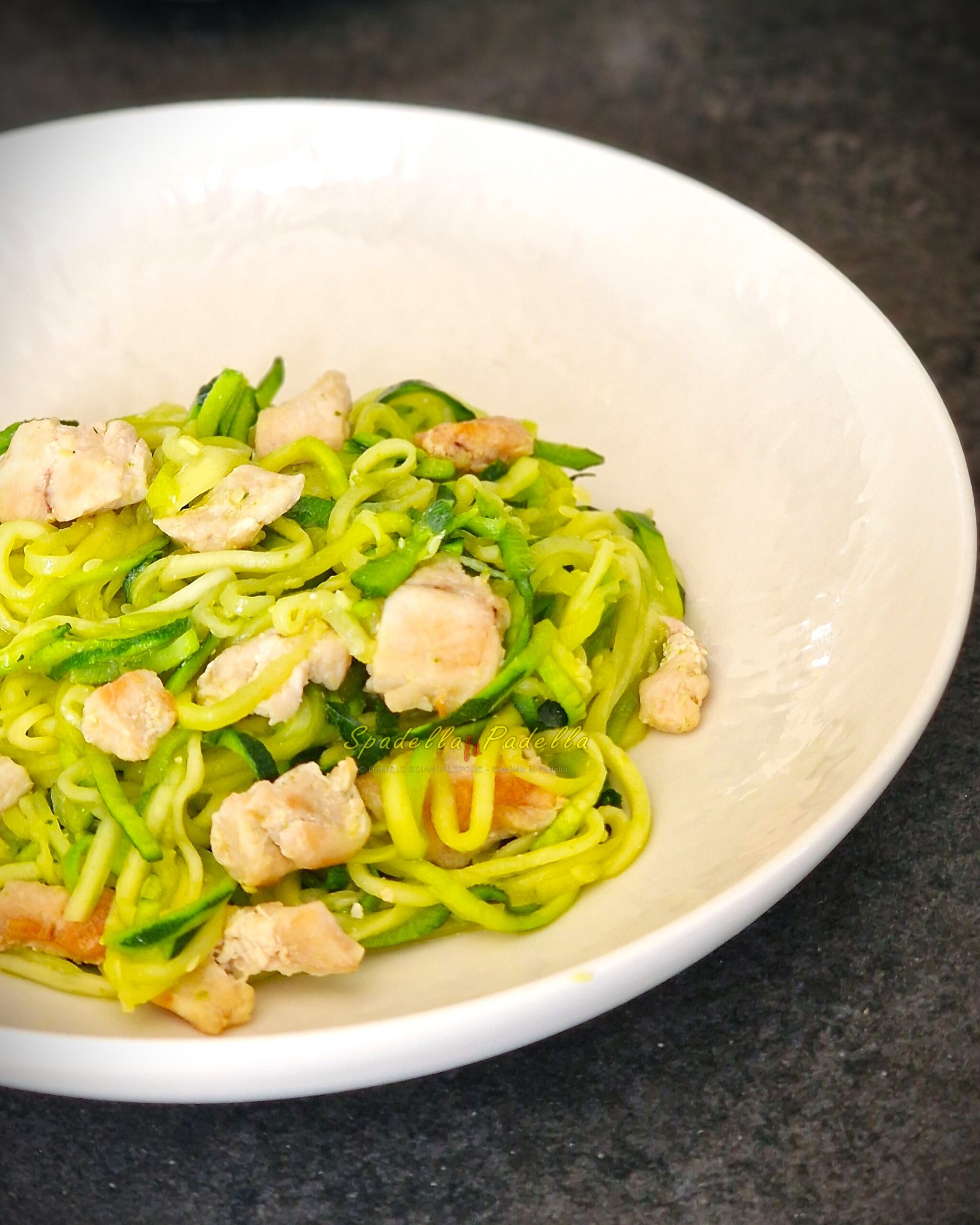 Spaghetti di zucchine e pollo