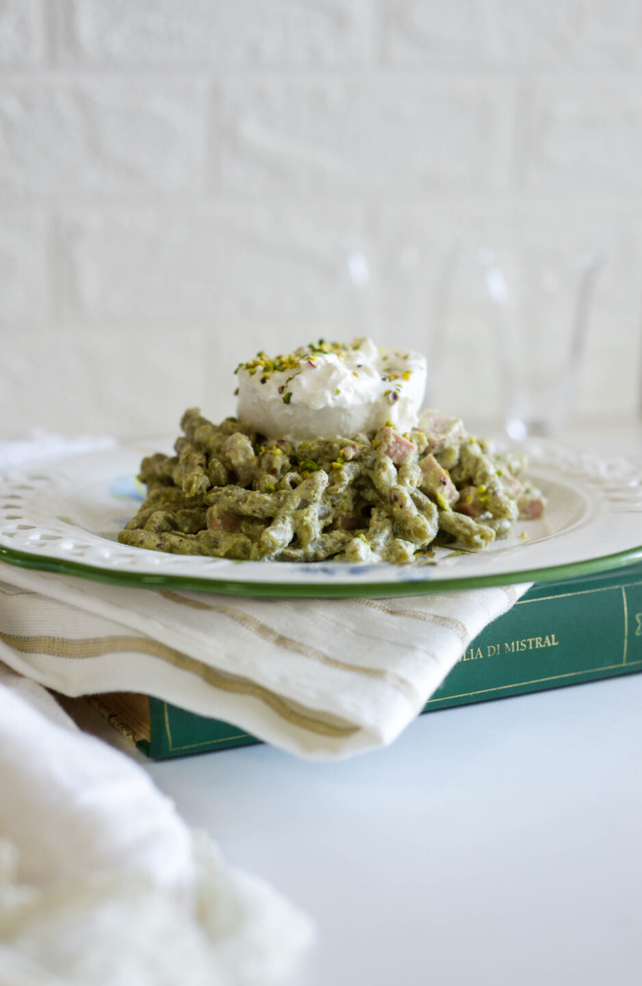 Pasta al pistacchio con pesto di pistacchio, mortadella, ricotta e