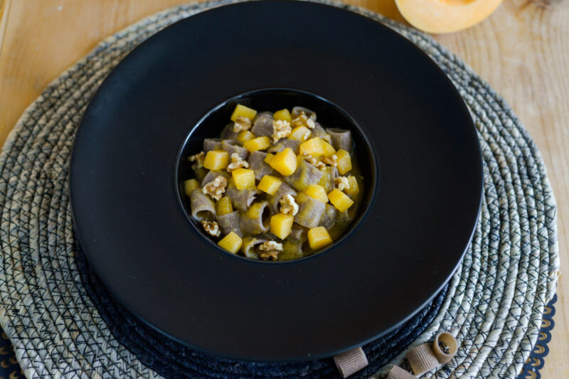 Pasta al grano saraceno con zucca e noci