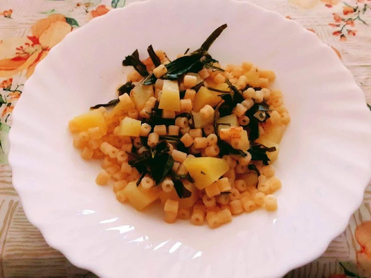Pasta e patate con rucola in bianco