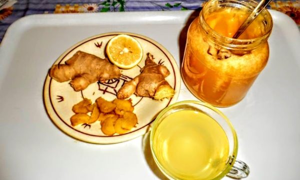 Tisana allo zenzero antinfiammatoria con limone e miele