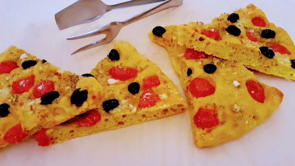 FOCACCIA CON CURCUMA OLIVE NERE E POMODORINI
