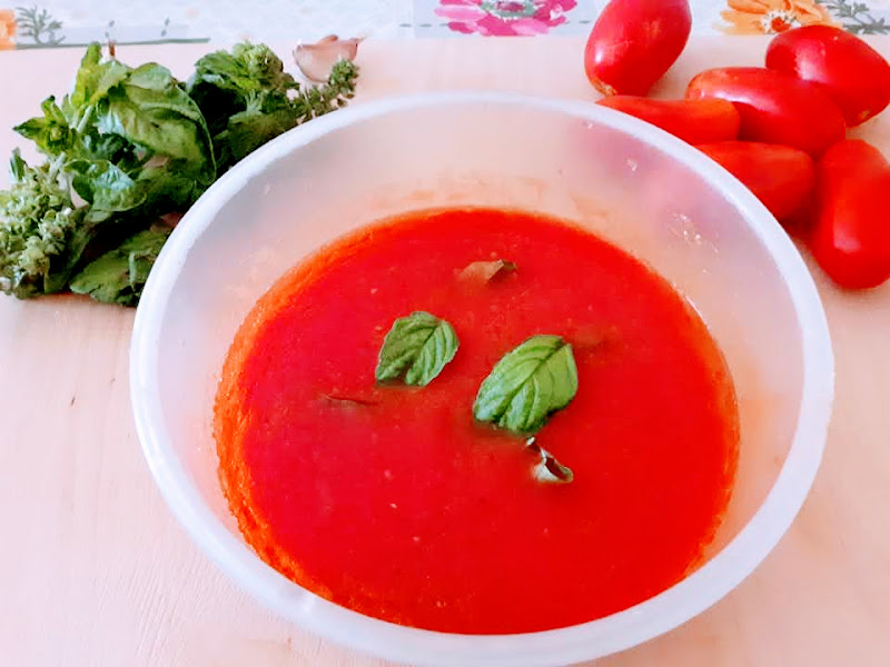 Sugo di pomodoro crudo con basilico aglio e olio di oliva pugliese