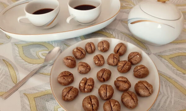 Biscotti con fondi di caffè a forma di chicchi golosi