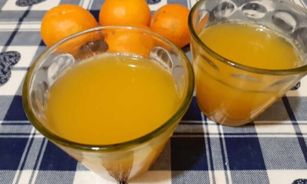 Spremuta di clementine fresche con zenzero e limone benefici