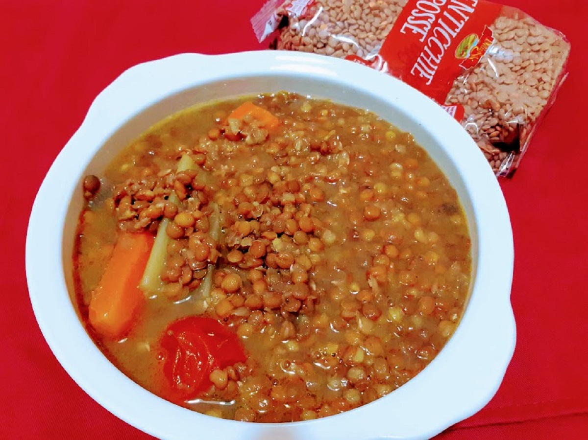 Zuppa di lenticchie rosse in pentola a pressione con verdure