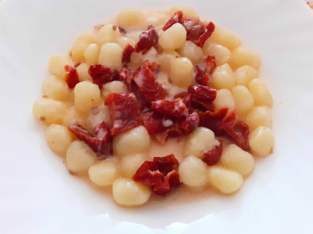 Gnocchi di patate con pomodori secchi e formaggio