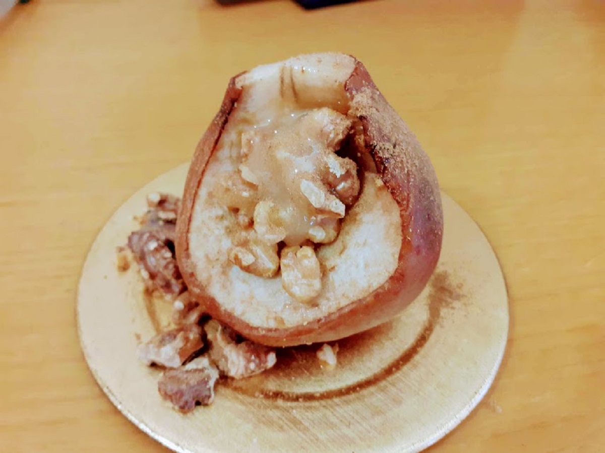 Pere dolci al miele e noci cotte in friggitrice ad aria