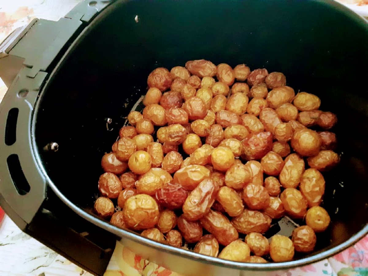 Patate piccole novelle fritte intere con la buccia in friggitrice ad aria