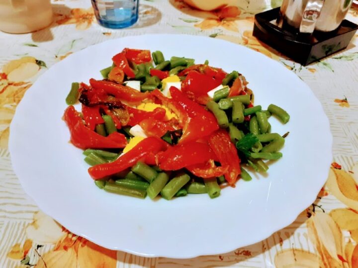 Insalata di fagiolini e uova senza tonno con peperoni