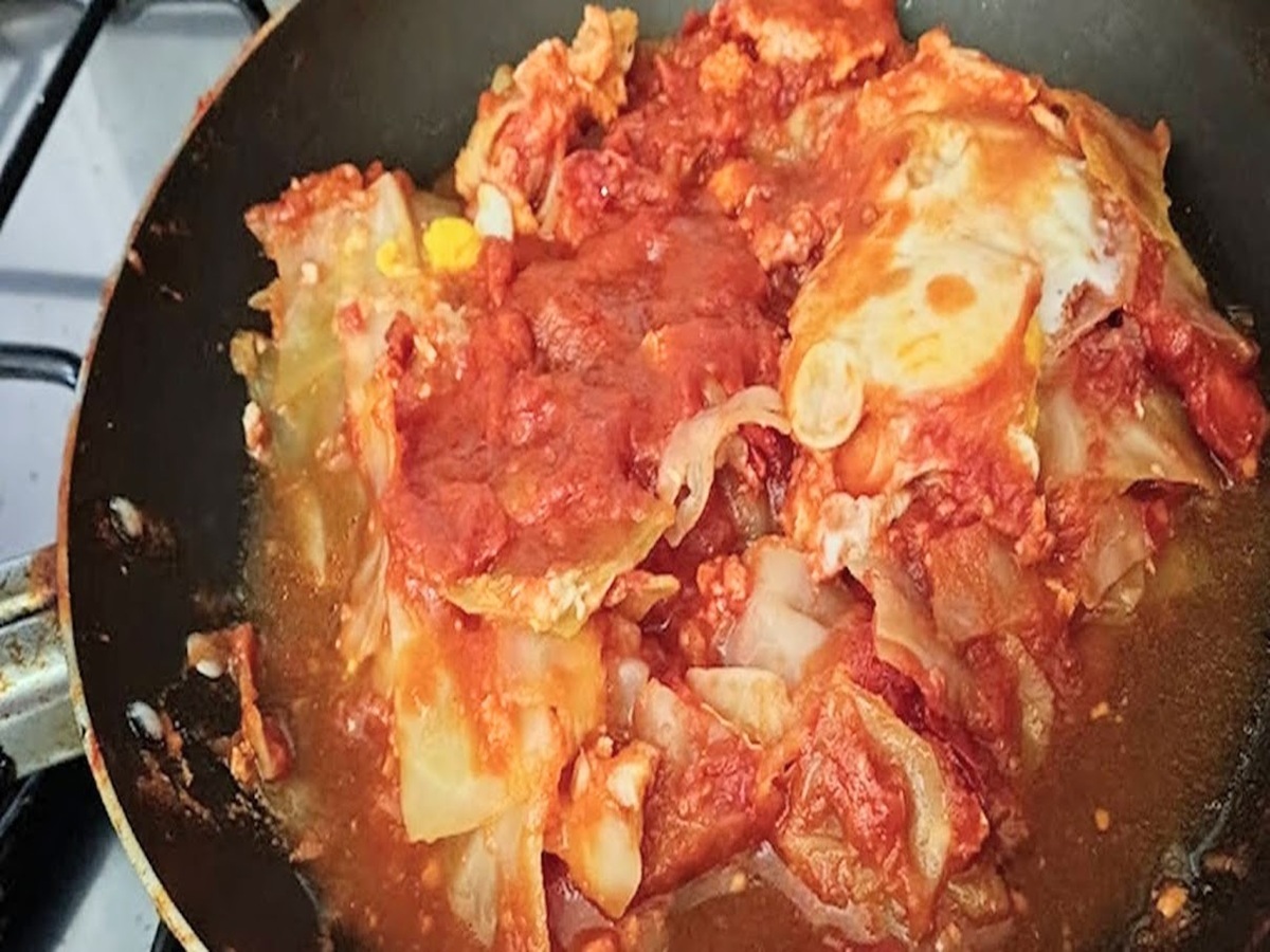 Cavolo stufato in padella con le uova e pomodoro ricetta pugliese