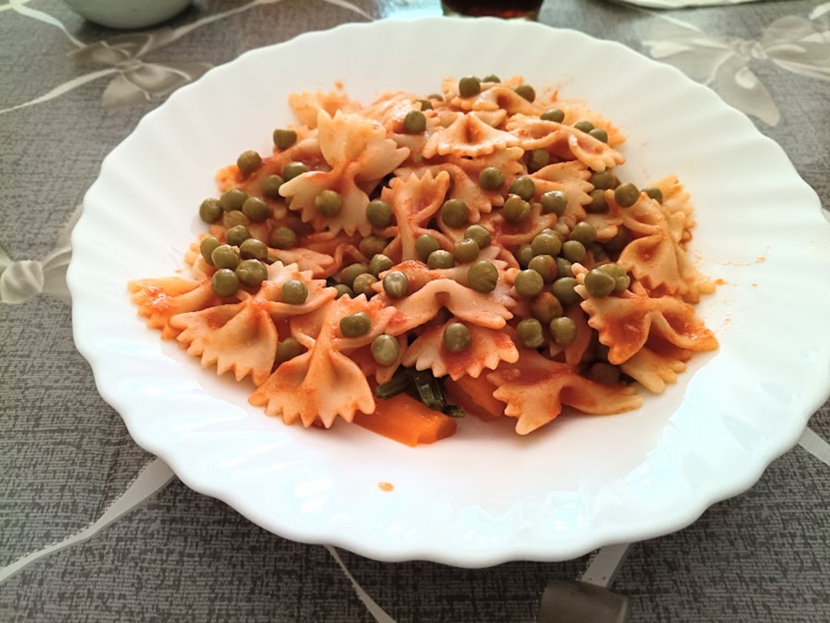 Pasta con piselli carote e pomodoro