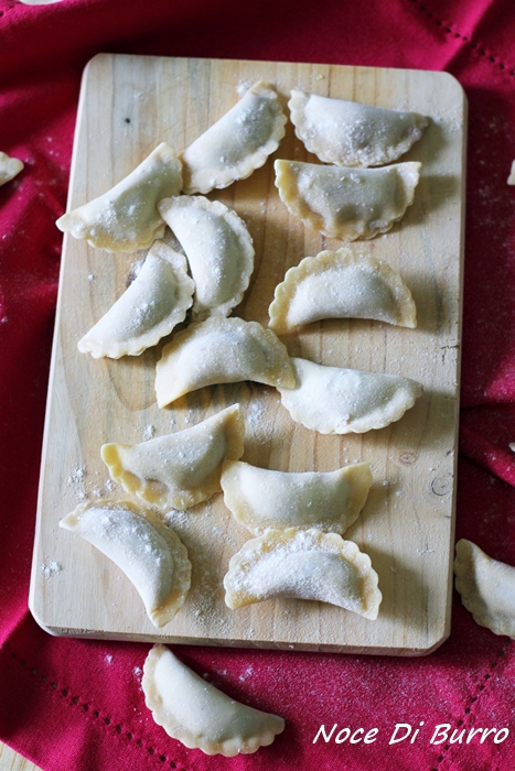 Calzoncelli con radicchio ricotta e noci