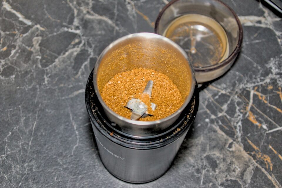 Macinazione spezie per il white rub.