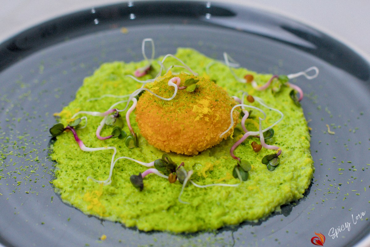 Ricetta del tuorlo fritto su crema di piselli freschi.